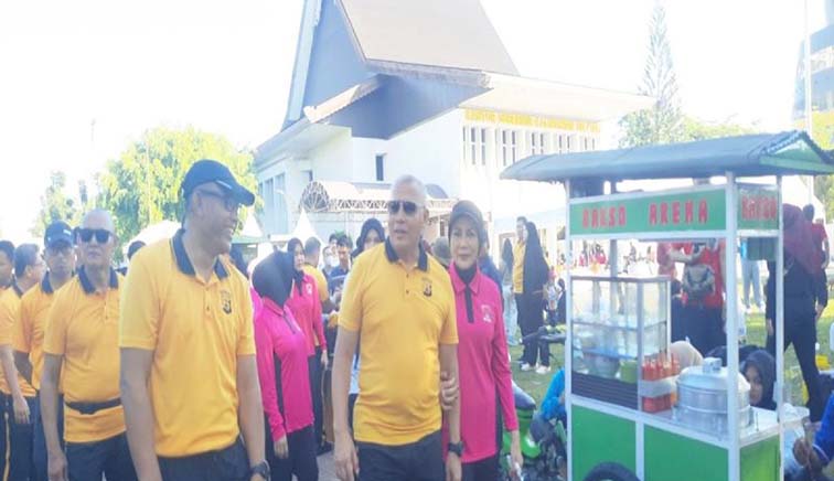 Jajanan Gerobak UMKM Digratiskan di Pasar Rakyat Hari Bhayangkara KAPOLDA Kalsel Irjen Pol Dr Rosyanto Yudha Hermawan bersama istri saat menyambangi para pedagang kecil yang jajanannya dinikmati masyarakat secara gratis di halaman eks Kantor Gubernur Kalsel di Banjarmasin, Minggu (28/6).(Foto:mb/ant)