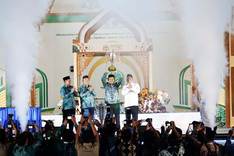 Banjarmasin Sabet Juara Umum MTQ Nasional XXXVII Tingkat Provinsi Kalsel 2026 Wali Kota Banjarmasin, H. M. Yamin HR, didampingi Ketua TP PKK Kota Banjarmasin, Hj. Neli Listiani. Penghargaan diserahkan oleh Sekretaris Daerah Provinsi Kalimantan Selatan, H. Muhammad Syarifuddin.ist