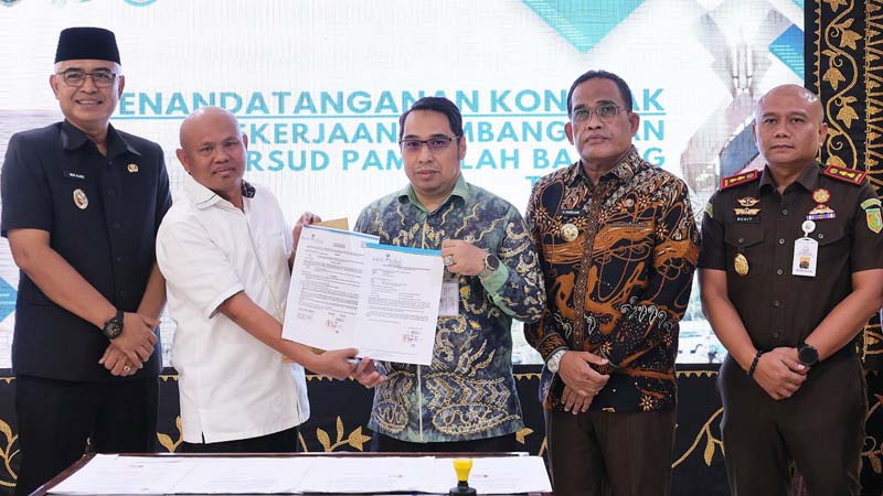 Penandatanganan Kontrak Pembangunan RSUD Pambalah Batung Tahap II KONTRAK PEMBANGUNAN-Bupati HSU H Sahrujani dan Wabup HSU Hero Setiawan menyaksikan pendatanganan kontrak pembangunan RSUD PB Amuntai. (foto:mb/yusuf)