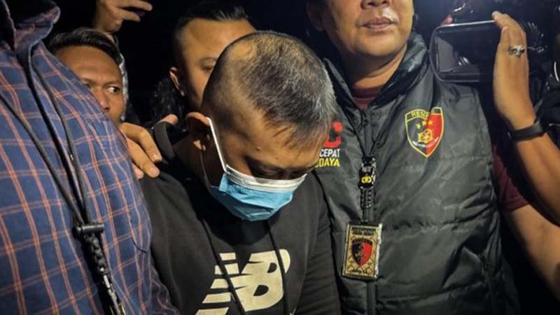 Komnas Perempuan Akhirnya Minta Maaf PETUGAS kepolisian saat menggiring pelaku penganiayaan dan penyekapan yakni Taufik Hidayat untuk menjalani pemeriksaan di Mapolda Jabar, Kota Bandung, Selasa (23/6) lalu.
