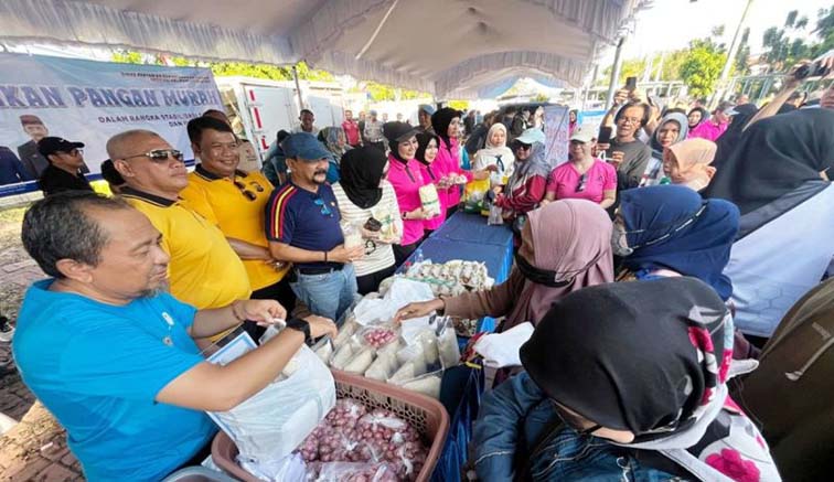 Polda Gratiskan Jajanan Gerobak UMKM KAPOLDA Kalsel Irjen Pol Rosyanto Yudha Hermawan bersama Kepala Dinas Pertanian dan Ketahanan Pangan Kalsel Syamsir Rahman saat membeli dagangan di stand Gerakan Pangan Murah, Minggu (28/6).(foto:mb/ant)
