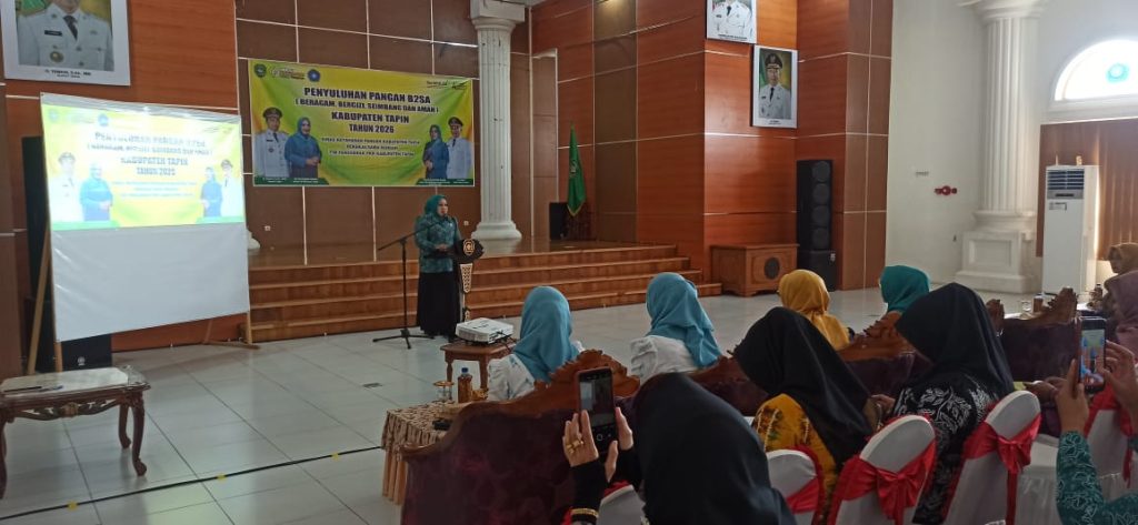 KETUA TP PKK Hj Faridah Yamani saat membuka kegiatan penyuluhan pangan B2SA, Selasa (30/6). (Foto:mb/her)