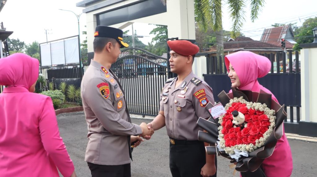 KAPOLRES Tabalong AKBP Wahyu Ismoyo Jayawardana saat mengucapkan selamat kepada salah satu personel yang naik pangkat, Selasa (30/6) pagi.(foto:mb/ist)