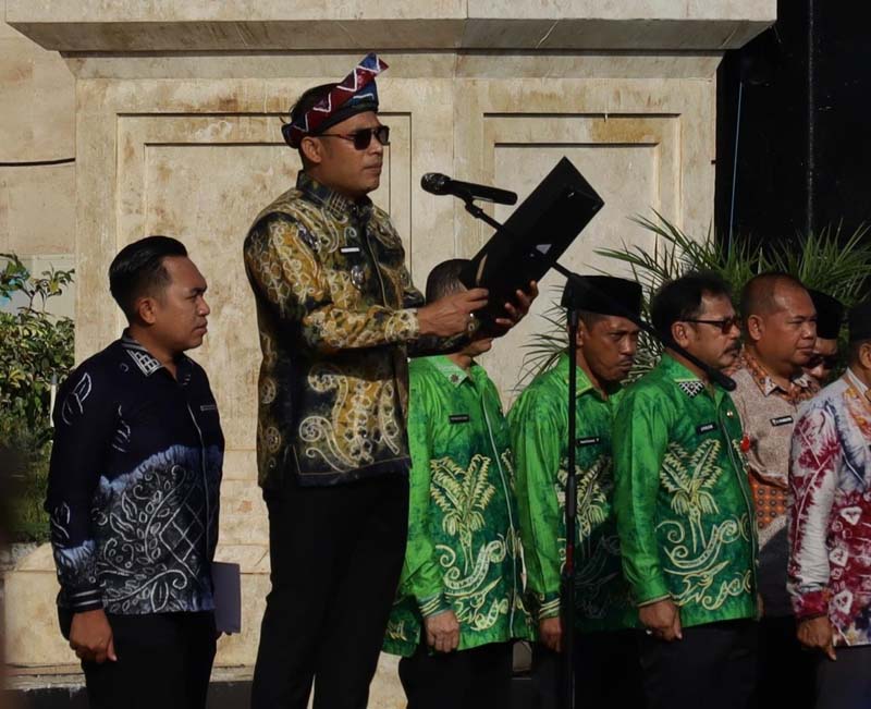 Pemkab Kotabaru Usung Tema “Ayah Wajib Hadir” HARI KELUARGA-Pemerintah Kabupaten Kotabaru menggelar Apel Peringatan Hari Keluarga Nasional ke-33 Tahun 2026 di halaman Kantor Bupati Kotabaru. (foto:mb/ebet)
