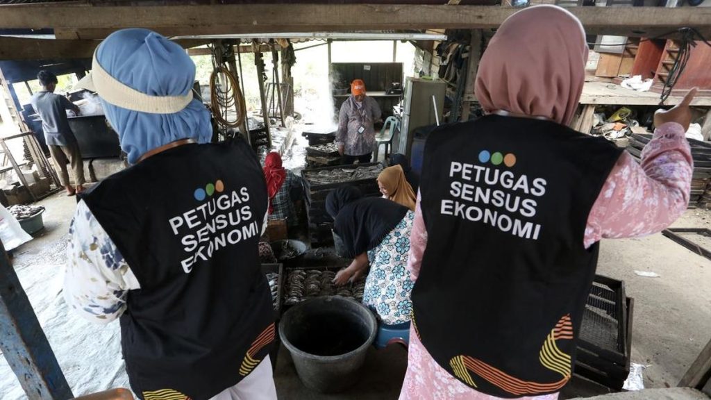 SENTRAL JAGUNG - Gubernur H Muhidin bersama Kapolda Irjen Pol Dr Rosyanto Yudha Hermawan dan Ketua DPRD Supian HK mencanangkan Tanah Laut sebagai sentra jagung di Kalsel.(Foto:mb/ist)