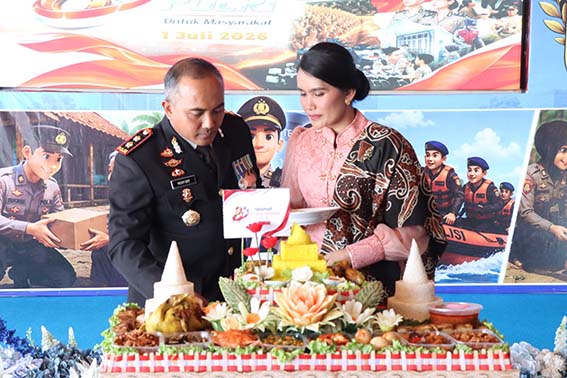 Polres Tala Gelar Syukuran Hari Bhayangkara ke-80 Kapolres Tanah Laut (Tala), AKBP Ricky Boy Sialagan bersama istri saat memotong nasi tumpeng. (foto:mb/ist)