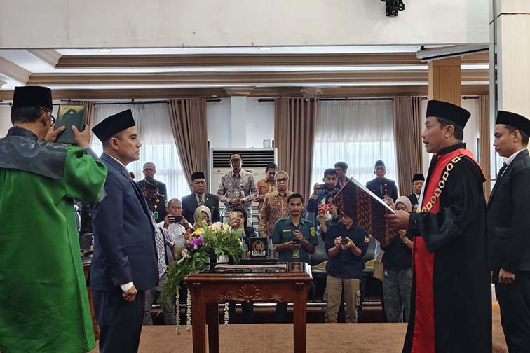 Muhammad Syahrial Resmi Ketua DPRD Kota Banjarbaru KETUA DPRD Kota Banjarbaru Muhammad Syahrial diambil sumpah jabatan sebagai Ketua DPRD sisa masa jabatan 2024-2026 di Graha Paripurna DPRD Banjarbaru, Rabu (1/7).(foto:mb/ant)
