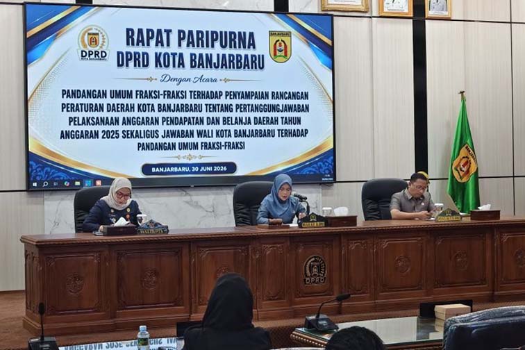 Walikota Lisa Komitmen Pengelolaan APBD Transparan WALIKOTA Banjarbaru Erna Lisa Halaby (paling kiri) saat mengikuti rapat paripurna dengan agenda pandangan umum fraksi-fraksi di gedung DPRD Banjarbaru, Selasa (29/6).(foto:mb/ant)