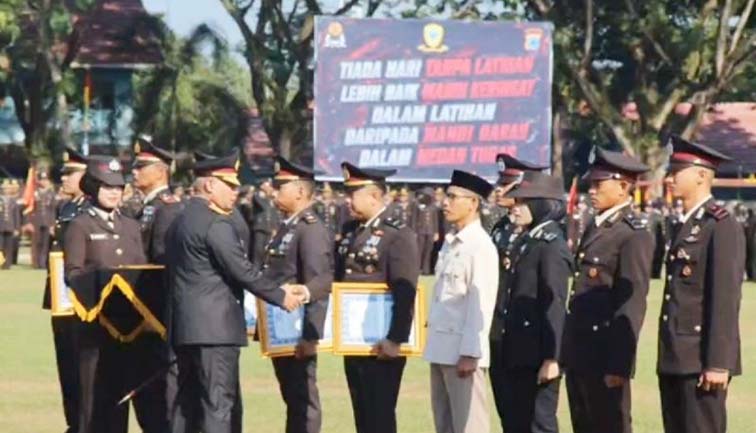 KAPOLDA Kalimantan Selatan Irjen Pol Dr Rosyanto Yudha Hermawan menyerahkan penghargaan kepada Ipda Misran selaku PS Panit Unit 4 Subdit 2 Ditresnarkoba Polda Kalsel saat upacara peringatan Hari Bhayangkara ke-80 tahun 2026 di lapangan Satuan Brimob Polda Kalsel di Banjarbaru, Rabu. (foto:mb/ant)