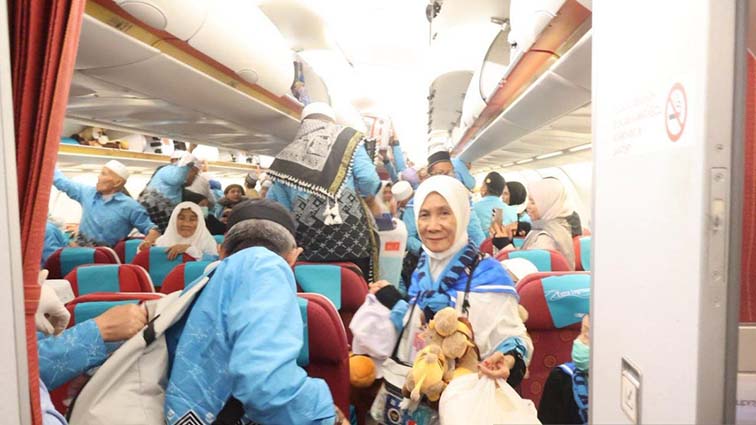 Jamaah Haji Kloter 18 Tiba di Debarkasi Banjarmasin JAMAAH haji Kloter 18 Debarkasi Banjarmasin saat bersiap keluar pesawat setelah tiba di tanah air di Bandara Syamsuddin Noor Banjarmasin, Selasa (30/6). (Foto:mb/ant/ppih debarkasi bjm)