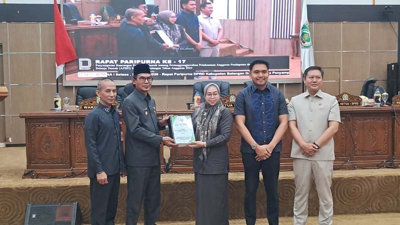 Fraksi DPRD Terima Raperda Pertanggungjawaban APBD 2025 RAPERDA-Seluruh fraksi di DPRD Kabupaten Balangan menyampaikan pandangan umum terhadap Raperda tentang Pertanggungjawaban Pelaksanaan APBD Kabupaten Balangan Tahun Anggaran 2025 dalam Rapat Paripurna ke-18 Masa Sidang II yang digelar di Ruang Paripurna DPRD Balangan. (foto:mb/ida)