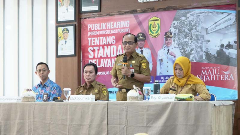 Public Hearing Diskopumker Banjarmasin Jadi Wadah Penyempurnaan Standar Pelayanan Publik Asisten II Setdako Banjarmasin, M. Taufik Rivani. Turut hadir Kepala Diskopumker Kota Banjarmasin Machli Riyadi, perwakilan Ombudsman RI Provinsi Kalimantan Selatan, Maula Achmadi, Kepala Bagian Organisasi Setdako Banjarmasin Eka Rahayu Normasari selaku narasumber, unsur akademisi, komunitas, dunia usaha, perbankan, media, serta jajaran terkait.ist
