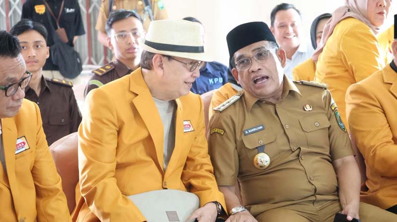 Jejak Politik Sahrujani Jadi Inspirasi, Hanura HSU Resmi Dipimpin Nurul Hakim BERBINCANG-Bupati HSU H Sahrujani berbincang dengan Roy Marten pada acara Partai Hanura d kabupaten HSU. (foto:mb/yusuf)