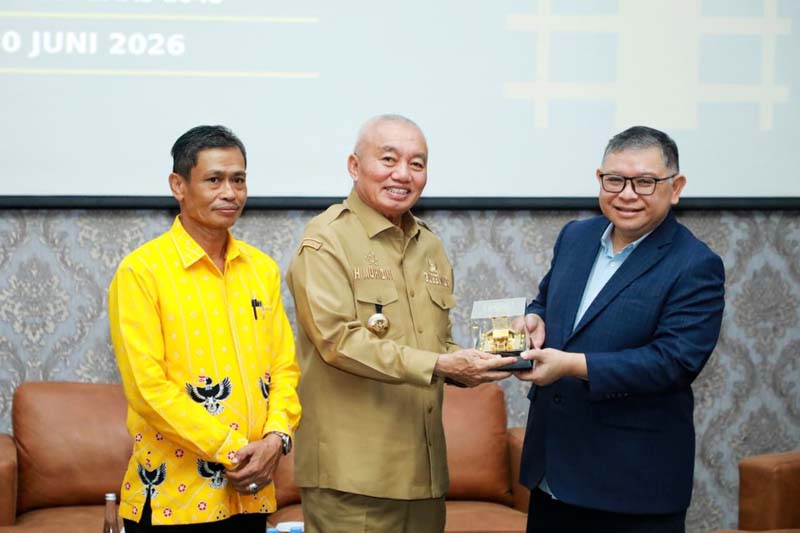 Gubernur Muhidin Sampaikan Penghargaan kepada Kejagung GUBERNUR Kalimantan Selatan H Muhidin menyerahkan cinderamata kepada Jaksa Agung Muda Perdata dan Tata Usaha Negara (Jamatun) Dr R Narendra Jatna, di sela seminar Academic Engagement dalam rangka pembentukan Adhyaksa Chamber tahun 2026 di ULM Banjarmasin.