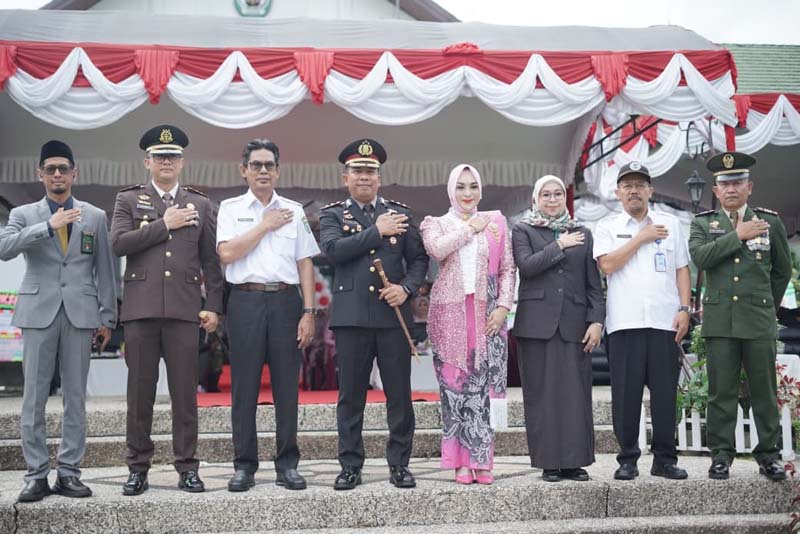 Wabup Tegaskan Dukungan Pemda untuk Polri di Peringatan Hari Bhayangkara ke-80 HARI BHAYANGKARA-Wakil Bupati Balangan, H. Akhmad Fauzi, menghadiri Upacara Peringatan Hari Bhayangkara ke-80 yang digelar di Halaman Kantor Bupati Balangan. (foto:mb/ida)