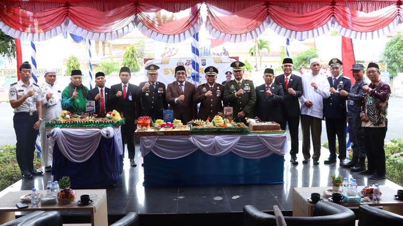 Bupati dan Wabup HSU Hadiri HUT Bhayangkara ke-80 HUT BHAYANGKARA-Bupati H Sahrujani dan Wabup Hero Setiawan menghadiri HUT Bhayangkara ke-80 di polres HSU. (foto:mb/yusuf)