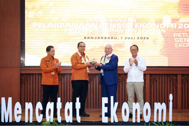 Gubernur Kalsel Canangkan Pelaksanaan Sensus Ekonomi 2026 Gubernur Kalimantan Selatan, H Muhidin saat menerima cinderamata dari Inspektur Utama Badan Pusat Statistik (BPS) RI, Dadang Hardiwan disela pencanangan Sensus Ekonomi tahun 2026