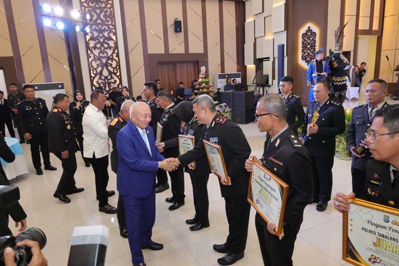 Gubernur Kalsel Apresisasi Sinergitas Pemerintah dan Polri Gubernur Kalimantan Selatan, H Muhidin saat menyampaikan ucapan selamat kepada anggota Polri di lingkungan Polda Kalsel yang menerim penghargaan disela peringatan Hari Bhayangkara ke-80 tahun 2026