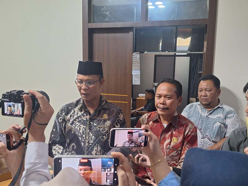 Pansus Soroti Pungutan Sekolah Berupa Membedakan Ruang Kelas Ketua Pansus Raperda nomot 1 tahun 2024 tentang pajak daerah dan retribusi daerah,M.Yani Helmi dan anggota H Jahrian SE. (foto:mb/rds)