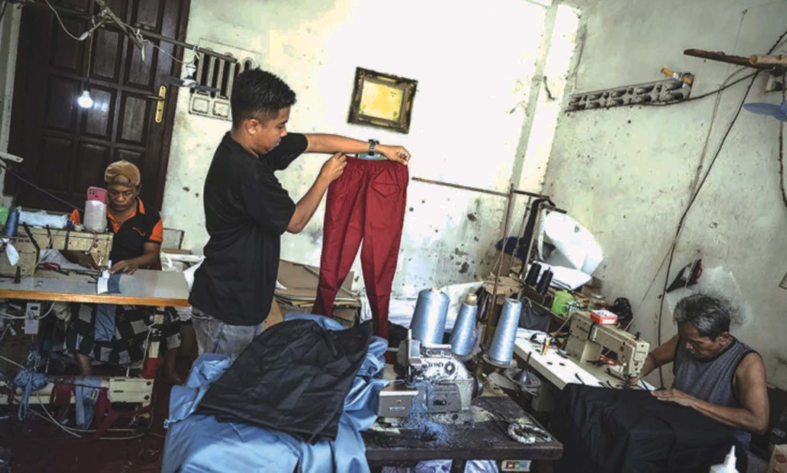 Konveksi Tingkatkan Produksi Pakaian Seragam PERMINTAAN TINGGI - Menjelang tahun ajaran baru, permintaan seragam sekolah melonjak. Hal ini membuat para pelaku usaha pakaian seragam meningkatkan produksi mereka hingga tiga kali lipat dibanding hari biasanya. Hargta yang dijual bervariasi tergantung ukuran, jenis dan bahan pakaian tersebut.(foto:mb/ant)