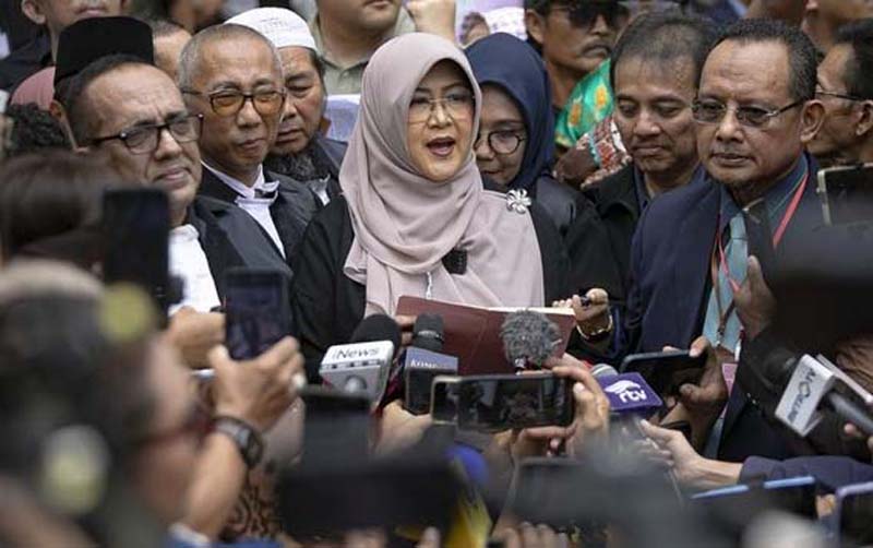 Dokter Tifa Didakwa Fitnah dan Pencemaran Nama Baik JALANI SIDANG - Terdakwa kasus dugaan fitnah dan pencemaran nama baik terkait keaslian ijazah Presiden ke-7 RI Joko Widodo, Tifauzia Tyassuma atau Dokter Tifa (kedua kanan) berfoto bersama rekannya Roy Suryo (kanan) usai menjalani sidang perdana di Pengadilan Negeri Jakarta Timur, Jakarta, Kamis (2/7). Sidang tersebut beragendakan pembacaan surat dakwaan oleh jaksa penuntut umum.