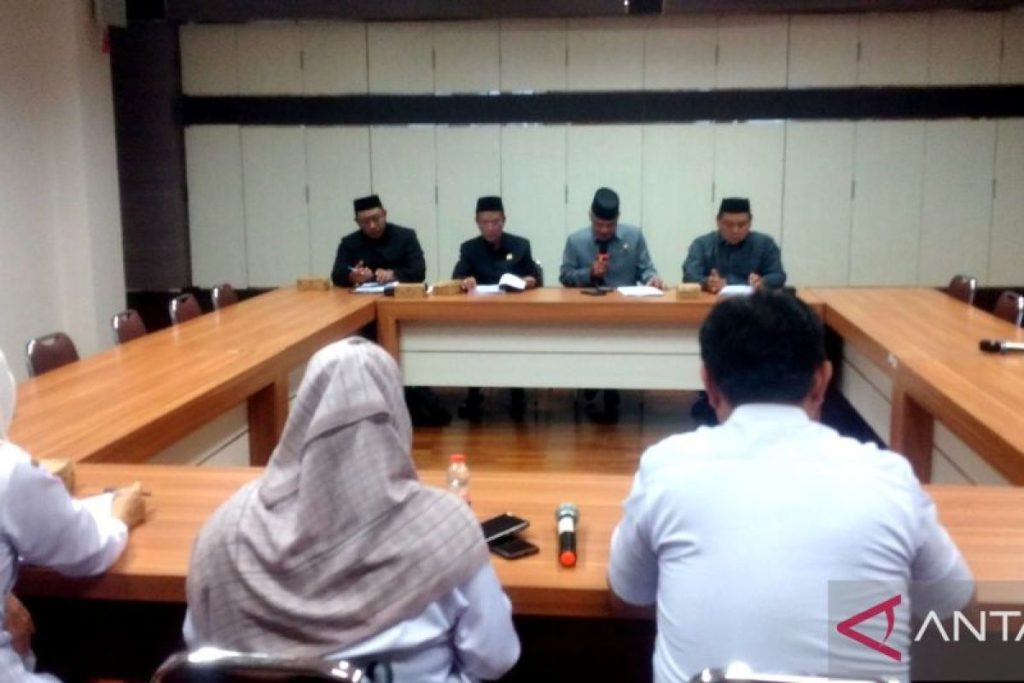 KOMISI II DPRD Batola menggelar rapat kerja bersama Tim Raperda Pemkab Batola dan DPMPTSP Batola membahas Raperda tentang Penyelenggaraan Perizinan Berusaha di Daerah, di ruang rapat DPRD setempat, Rabu (1/7).(foto:mb/ant)