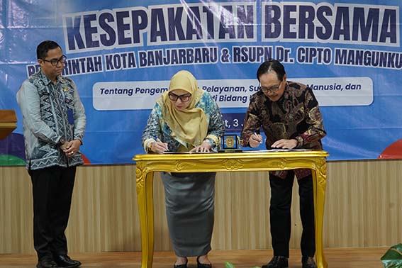 Pemko dan RSUPN Dr Cipto Mangunkusumo Jalin Kerjasama KESEPAKATAN BERSAMA - Wali Kota Banjarbaru Hj Erna Lisa Halaby dan Perwakilan Manajemen RSUPN Dr Cipto Mangunkusumo Jakarta menandatangani Kesepakatan Bersama untuk pengembangan pelayanan, peningkatan kualitas sumber daya manusia (SDM), serta penelitian di bidang kesehatan. (foto:mb/ist)