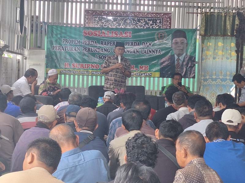 Sekolah Jangan Memberatkan Orang Tua Murid Ketua Fraksi PKB DPRD Provinsi Kalimantan Selatan (Kalsel),H Suripno Sumas SH MH mengsosialisasikan Undang-undang No 20 Tahun 2003 tentang Sistem Pendidikan Nasional (UU Sisdiknas).Menghadirkan narasumber Tenaga Ahli Gubernur Kalsel, Sugiarto Sumas dan warga Kecamatan Banjarmasin Utara.rds