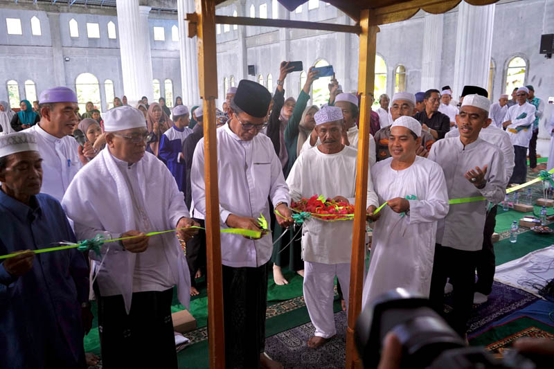 Wabup Balangan Ajak Masyarakat Makmurkan Masjid Raudhatul Jannah DIRESMIKAN-Wakil Bupati Balangan, Akhmad Fauzi melakukan pemotongan pita sebagai tanda diresmikannya Masjid Raudhatul Jannah di Gunung Pandau, Kelurahan Paringin Timur, Kecamatan Paringin. (foto:mb/ist)