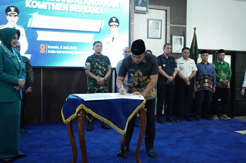 Pemkab Tala Tegaskan Lindungi Anak dan Perempuan Bupati Tanah Laut (Tala), H Rahmat Trianto dalam kegiatan penandatanganan komitmen lindungi anak dan perempuan.