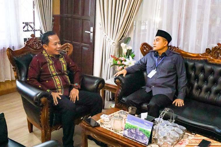 Ketua DPRD Perkuat Sinergitas bersama Forkopimda KETUA DPRD Banjarbaru Muhammad Syahrial (kanan) berbincang dengan Ketua Pengadilan Negeri Banjarbaru Agus Safuan Amijaya saat kunjungan silaturahmi di Kantor PN Banjarbaru, Kamis (2/7). (Foto:mb/ant/hms dprd bjb)