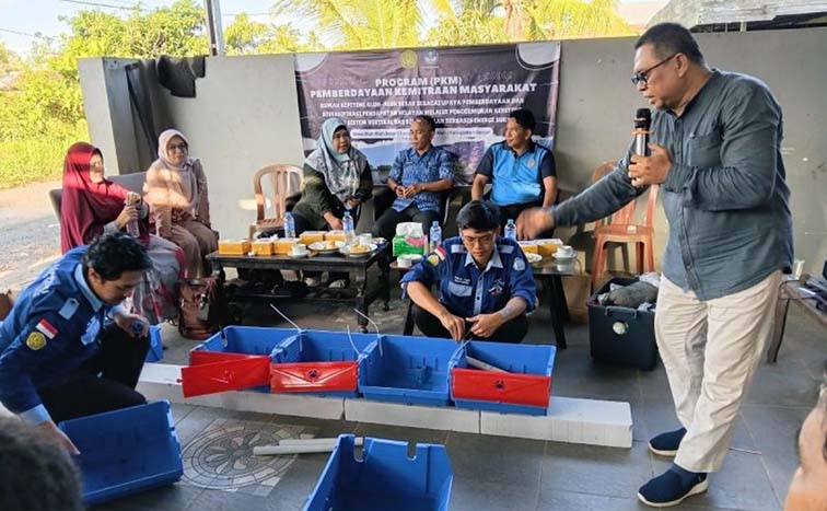 Nelayan Aluh-Aluh Diperkenalkan Teknologi Budidaya Kepiting Bakau SUASANA pelatihan metode Crab Box Apartments berbasis teknologi Recirculating Aquaculture System (RAS) yang diberikan Tim PKM Universitas Achmad Yani Banjarmasin kepada Kelompok Usaha Bersama (KUB) Ladung Jaya Setia di Desa Aluh Aluh Besar, Kabupaten Banjar, Jumat (26/6). (Foto:mb/ant/tim pkm uvaya bjm)