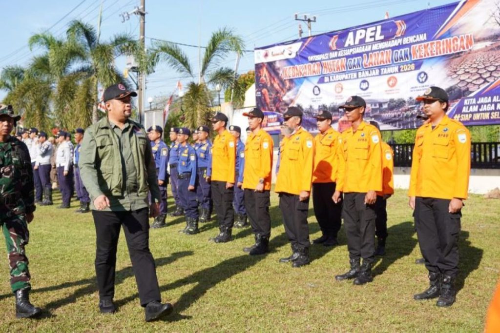 Kabupaten Banjar Siaga Karhutla SEKRETARIS Daerah Banjar Yudi Andrea mengecek kesiapan pegawai BPBD pada Apel Kesiapsiagaan Pengendalian Karhutla tahun 2026 yang digelar di halaman Kantor BPBD, Bincau, Martapura, Kamis (2/7). (Foto:mb/ant/mc kominfo bjr)