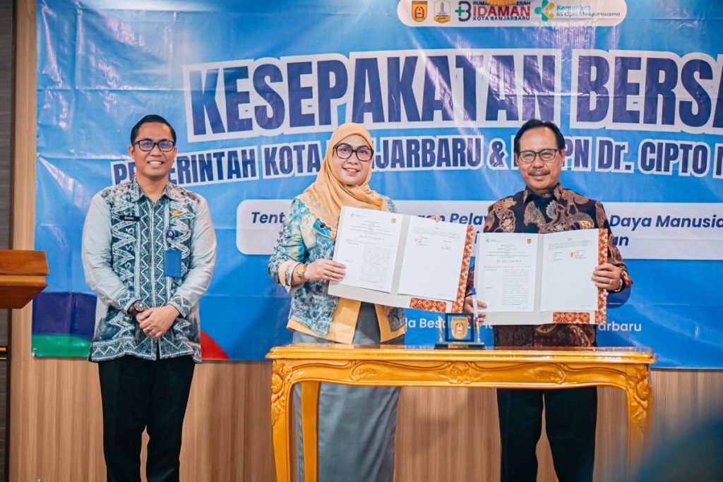 WALIKOTA Banjarbaru Erna Lisa Halaby bersama Direktur Utama RSUPN Dr. Cipto Mangunkusumo Supriyanto menunjukkan dokumen kesepakatan bersama (MoU) yang ditandatangani sebagai komitmen meningkatkan kualitas layanan kesehatan masyarakat pada kegiatan di Aula RSD Banjarbaru, Jumat (3/7). (Foto:amb/ant/mc kominfo bjb)