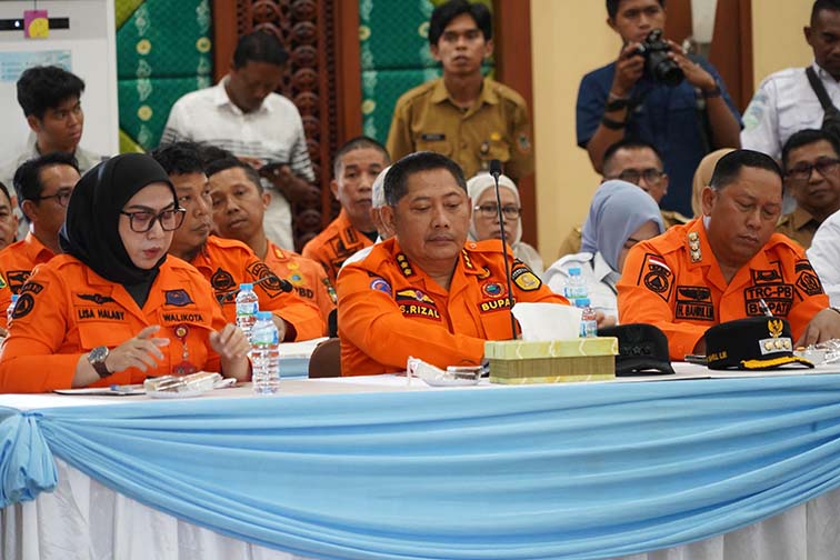 Pemko Banjarbaru Komitmen Perkuat Kesiapsiagaan Karhutla RAKOR KARHUTLA - Wali Kota Banjarbaru Hj Erna Lisa Halaby (kiri) saat mengikuti Rapat Koordinasi (Rakor) Kesiapsiagaan Bencana Karhutla Provinsi Kalimantan Selatan Tahun 2026 di Gedung KH Idham Chalid Perkantoran Pemprov Kalsel.(Foto:mb/ist)