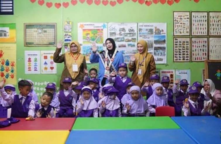 Bunda PAUD Turut Monitoring MPLS ARAHAN - Ketua Tim Penggerak (TP) PKK Kabupaten MONITORING - Bunda PAUD Kabupaten Banjar Hj Nurgita Tiyas (tengah) bersama tenaga pengajar dan anak PAUD di sela kegiatan monitoring dan evaluasi pelaksanaan Masa Pengenalan Lingkungan Sekolah (MPLS) Ramah PAUD Tahun Ajaran 2026/2027. (foto:mb/ist)
