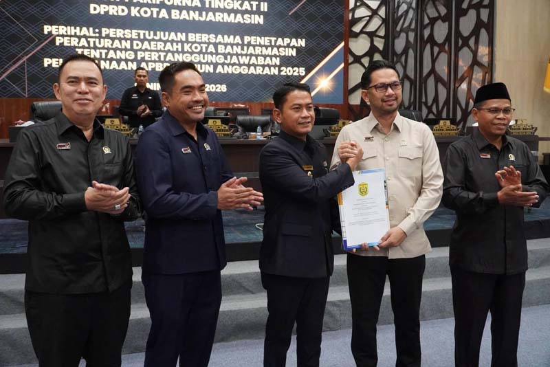 Wali Kota dan DPRD Sepakati Perda Pertanggungjawaban APBD Tahun Anggaran 2025 Wali Kota Banjarmasin H. M. Yamin HR bersama DPRD Kota Banjarmasin menyetujui bersama Rancangan Peraturan Daerah (Raperda) tentang Pertanggungjawaban Pelaksanaan APBD Kota Banjarmasin Tahun Anggaran 2025 dalam Rapat Paripurna Tingkat II yang digelar di Ruang Rapat Paripurna DPRD Kota Banjarmasin. (foto:mb/ist)