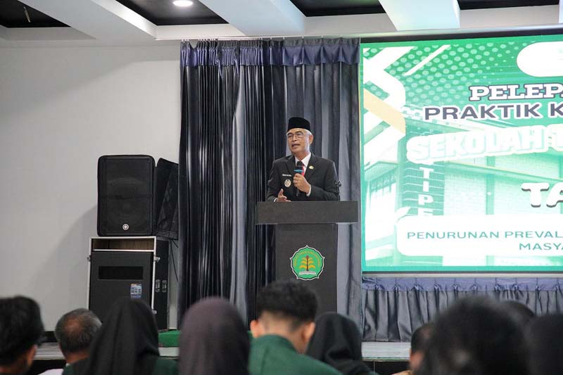 Wabup HSU Lepas Mahasiswa PKM STIPER Amuntai MAHASISWA STIPER-Wabup HSU Hero Setiawan menyampaikan sambutan acara pelepasan mahasiswa STIPER Amuntai untuk melaksanakan PKM. (foto:mb/yusuf)
