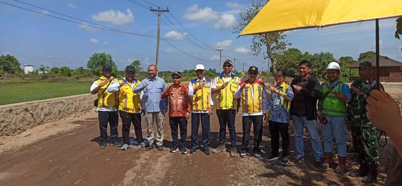 Monitoring Ruas Jalan Muara Muning – Balimau JALAN MUARA MUNING-Foto bersama Bupati Tapin H Yamani bersama BPJN Kalsel usia monitoring pembangunan ruas jalan Muara Muning - Balimau. (foto:mb/herman)