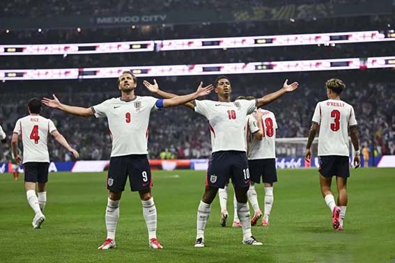 Drama Lima Gol Warnai Kemenangan Inggris atas Meksiko Berselebrasi - Pesepak bola Inggris Harry Kane (kiri) dan Jude Bellingham (kanan) berselebrasi saat melawan Mexico dalam pertandingan 16 besar Piala Dunia 2026 di Mexico City Stadium, Mexico, Senin (6/7). Inggris berhasil menang 3-2 melalui dua gol Bellingham dan satu gol Kane.(foto:mb/web)