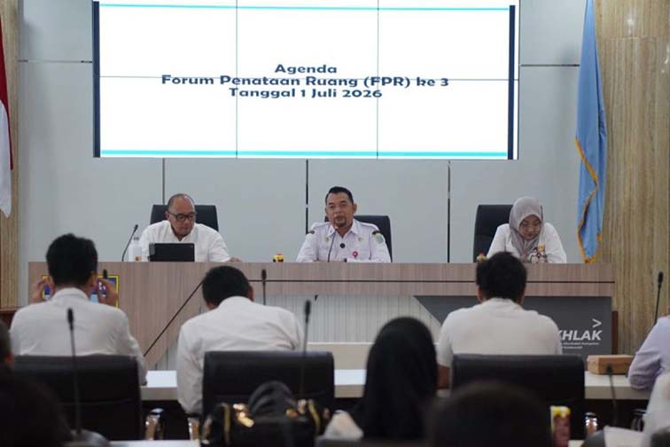 Pemkab Revisi Perda RTRW, Fokus Lindungi Lahan Pertanian Pangan SEKRETARIS Daerah Kabupaten Banjar Yudi Andrea memimpin Rapat Forum Penataan Ruang Triwulan III 2026 yang digelar Dinas Pekerjaan Umum, Penataan Ruang dan Pertanahan (PUPRP) Banjar di Martapura. (Foto:mb/ant/mc kominfo bjr