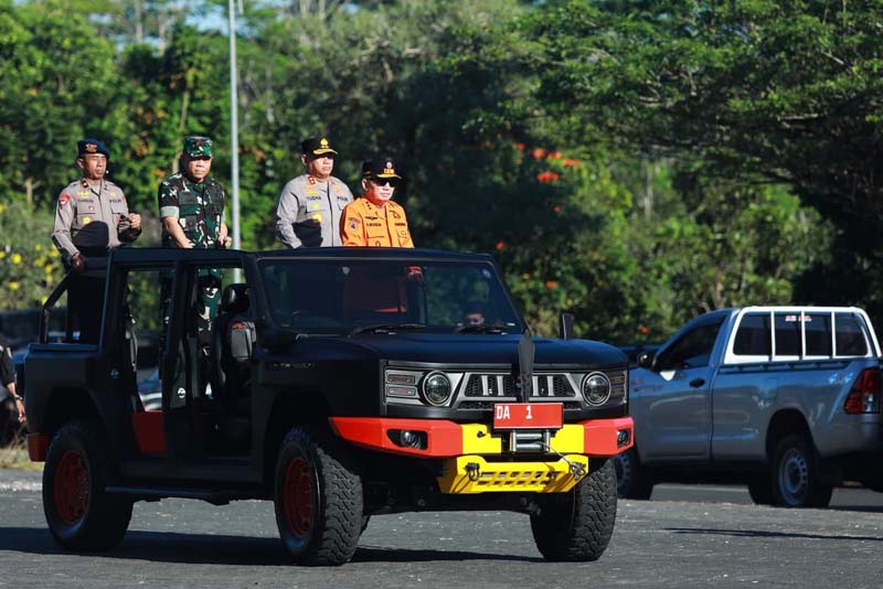 Gubernur Muhidin Nyatakan Siaga Hadapi Karhutla GUBERNUR Kalimantan Selatan H Muhidin didampingi Pangdam XXII Tambun Bungai Mayjen TNI Zainul Arifin dan Kapolda Kalsel Irjen Pol Dr Rosyanto Yudha Hermawan menaiki mobil jeep untuk melakukan pemeriksaan pasukan pada apel kesiapsiagaan Karhutla tahun 2026.