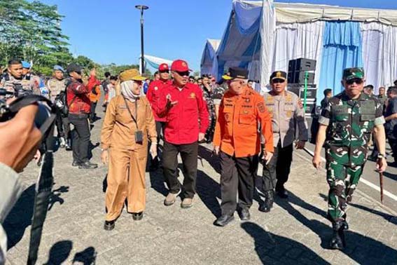 Dishut Kalsel Optimalkan Pencegahan Karhutla Kepala Dinas Kehutanan Provinsi Kalimantan Selatan, Hj Fathimatuzzahra saat mendampingi Gubernur Kalsel, H Muhidin meninjau salah satu stand, disela apel kesiapsiagaan Karhutla tahun 2026 di Banjarbaru. (foto:mb/ist)