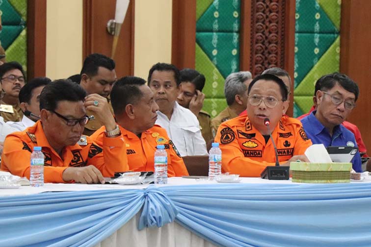 Tapin Perkuat Deteksi Dini Cegah Karhutla Saat Kemarau Wakil Bupati Tapin H Juanda menghadiri apel kesiapsiagaan bencana menghadapi kebakaran hutan dan lahan Provinsi Kalsel 2026 di Banjarbaru. (Foto:mb/ist)