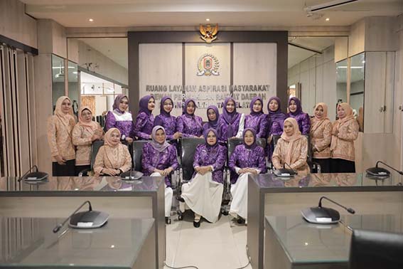 Gatriwara Tingkatkan Keterampilan melalui Demo Make Up La Tulipe Gatriwara DPRD Provinsi Kalimantan Selatan saat menggelar pertemuan rutin yang dirangkaikan dengan ajang silaturahmi bersama Dharma Wanita Persatuan (DWP) Sekretariat DPRD Provinsi Kalsel (rds)