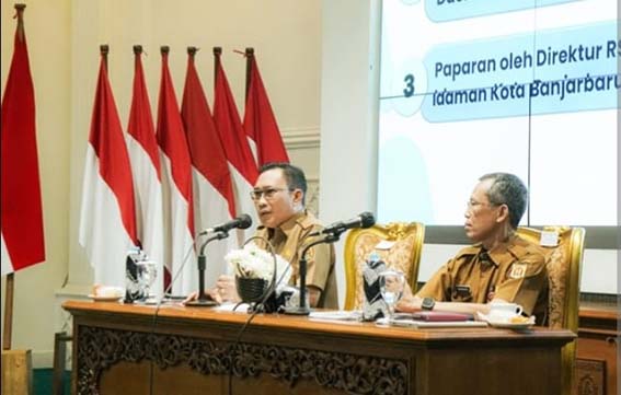 Pemko Banjarbaru Jaga Kualitas Pelayanan Publik ARAHAN - Sekda Kota Banjarbaru, Sirajoni (kiri) memberikan arahan saat Rakor Pimpinan Perangkat Daerah Lingkup Pemerintah Kota Banjarbaru Bulan Juli Tahun 2026. (Foto: mb//ist)
