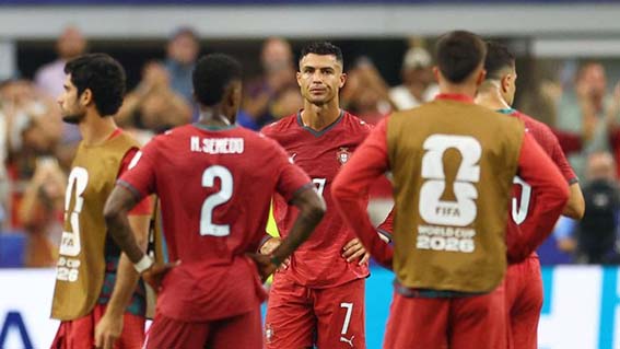 Kalahkan Portugal 1-0, Spanyol ke Perempatfinal Sedih - Cristano Ronaldo bersedih di tengah rekan-rekan setimnya di Portugal usai kekalahan dari Spanyol di 16 besar Piala Dunia 2026.(foto:mb/web)