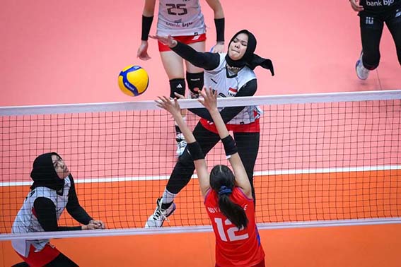 Indonesia Kalahkan Mongolia untuk Finis Ketujuh AVC U-18 Pevoli Indonesia Rowina Ulfiyah Tacita Azmi melakukan smash saat melawan Mongolia dalam laga perebutan tempat ketujuh AVC Girls’ U18 Volleyball Championship 2026 di Nakhon Ratchasima, Thailand, Selasa (7/7/2026). Indonesia menang dengan skor 3-1 (22-25, 25-20, 25-12, 25-17).(foto:mb/ant)
