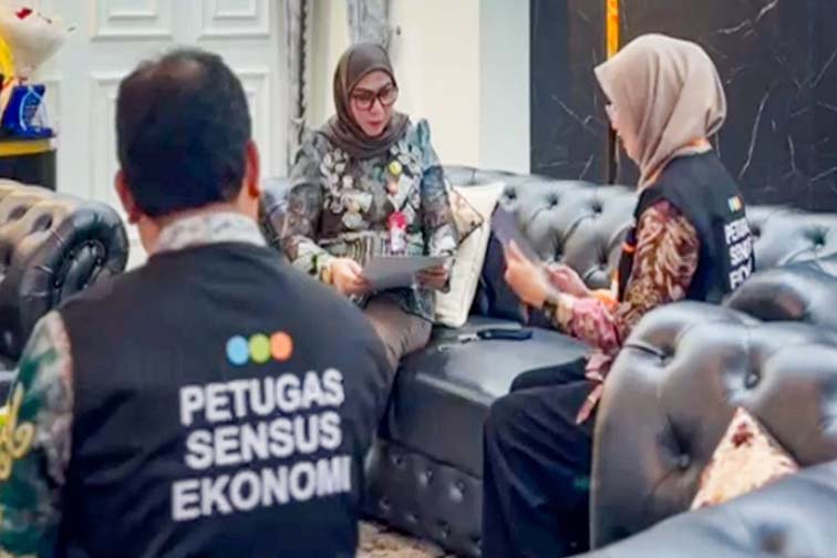 Walikota Ajak Warga Sukseskan Sensus Ekonomi WALIKOTA Banjarbaru Erna Lisa Halaby mengajak warga menerima petugas dengan memberikan data yang jujur, lengkap, dan akurat usai memberikan keterangan kepada petugas Sensus Ekonomi 2026 di Banjarbaru beberapa waktu lalu. (Foto:mb/ant/mc kominfo bjb)