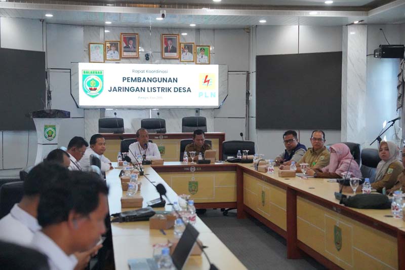 Pemkab Matangkan Rencana Pembangunan Jaringan Listrik Desa di 14 Titik LISTRIK DESA-Pemerintah Kabupaten (Pemkab) Balangan bersama PT PLN (Persero) Unit Pelaksana Proyek Ketenagalistrikan (UP2K) Kalimantan Selatan mematangkan rencana pembangunan jaringan Listrik Desa (Lisdes) di 14 titik melalui rapat koordinasi yang digelar di Aula Benteng Tundakan, Kantor Bupati Balangan, Paringin Selatan. (foto:mb/ist)